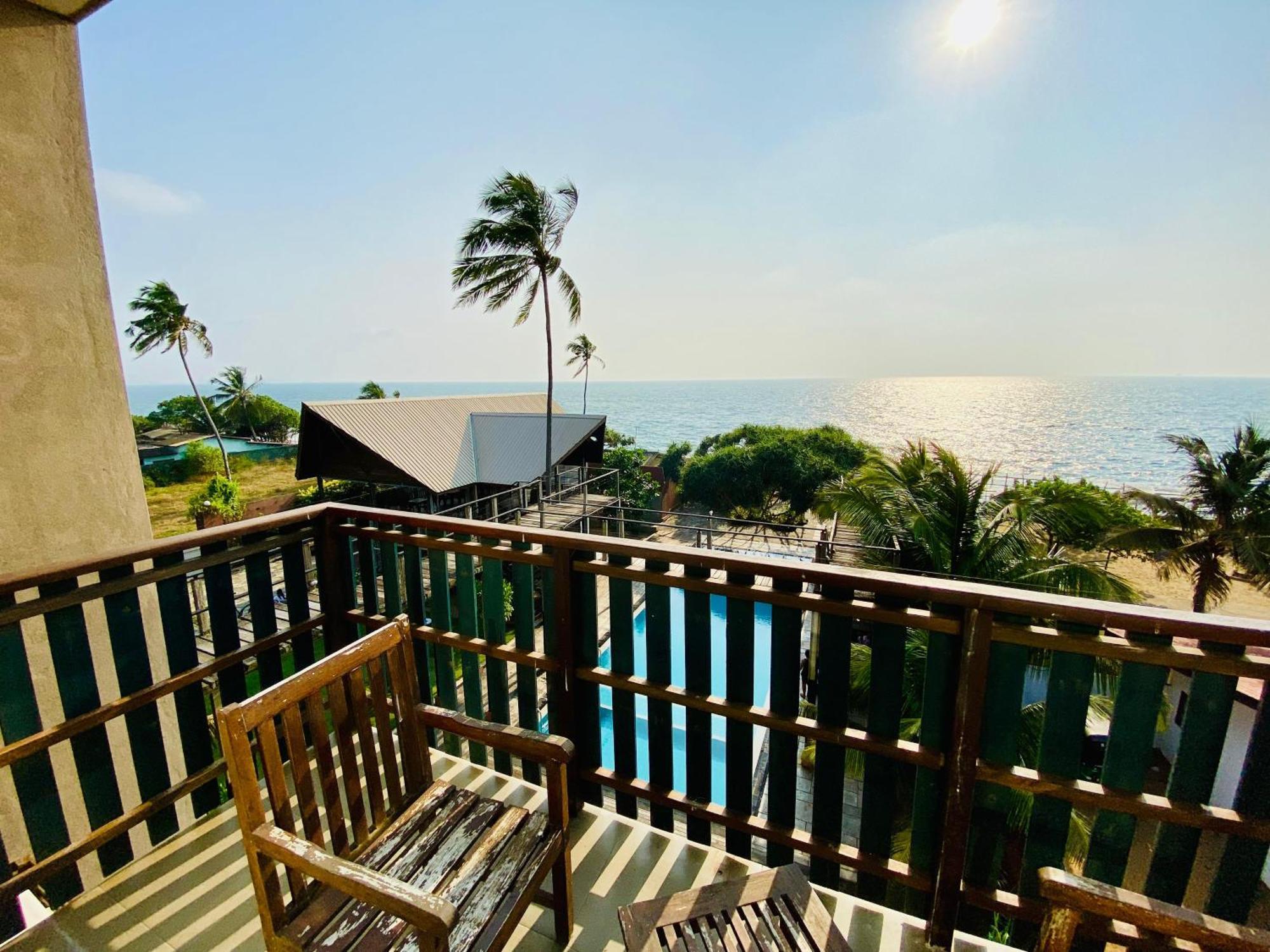 Saprin Beach Resort Uswetakeiyawa Exterior photo