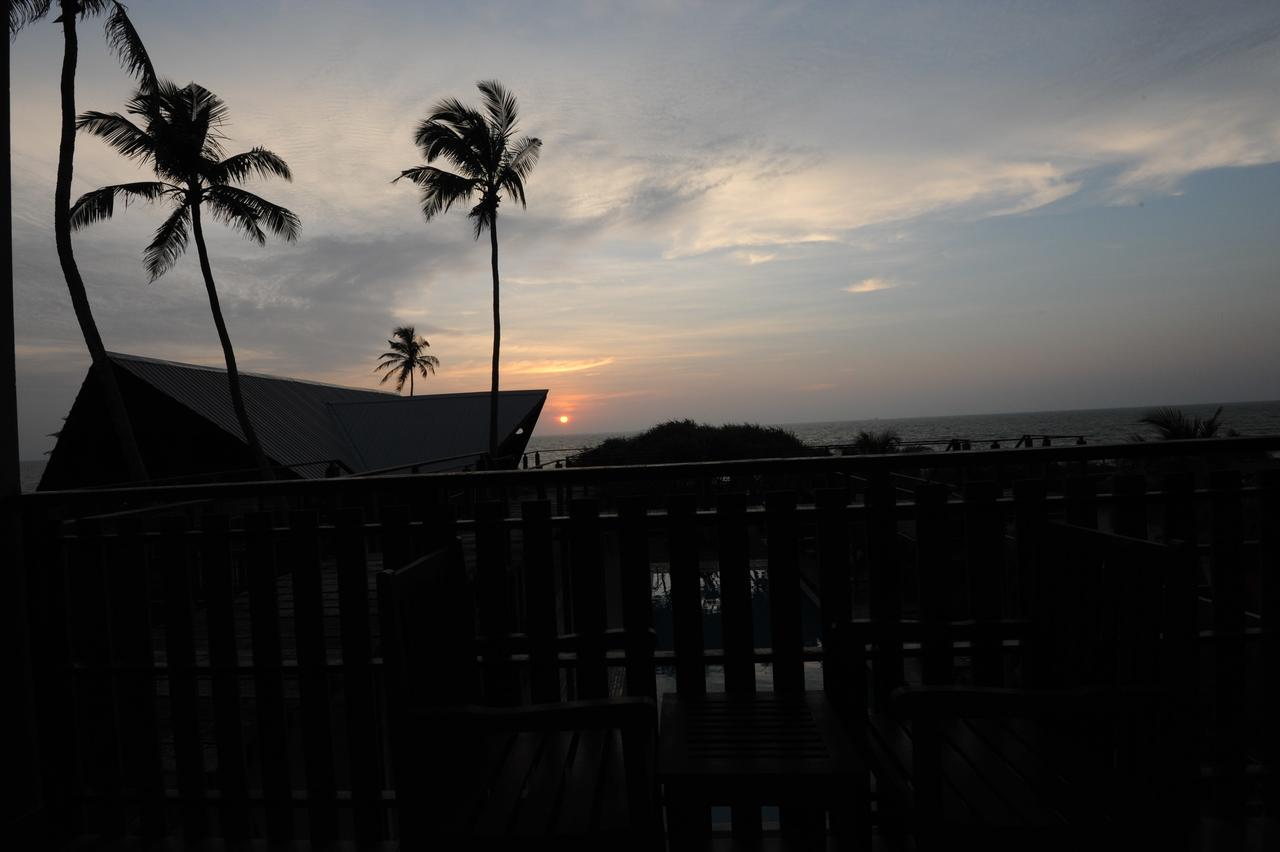 Saprin Beach Resort Uswetakeiyawa Exterior photo