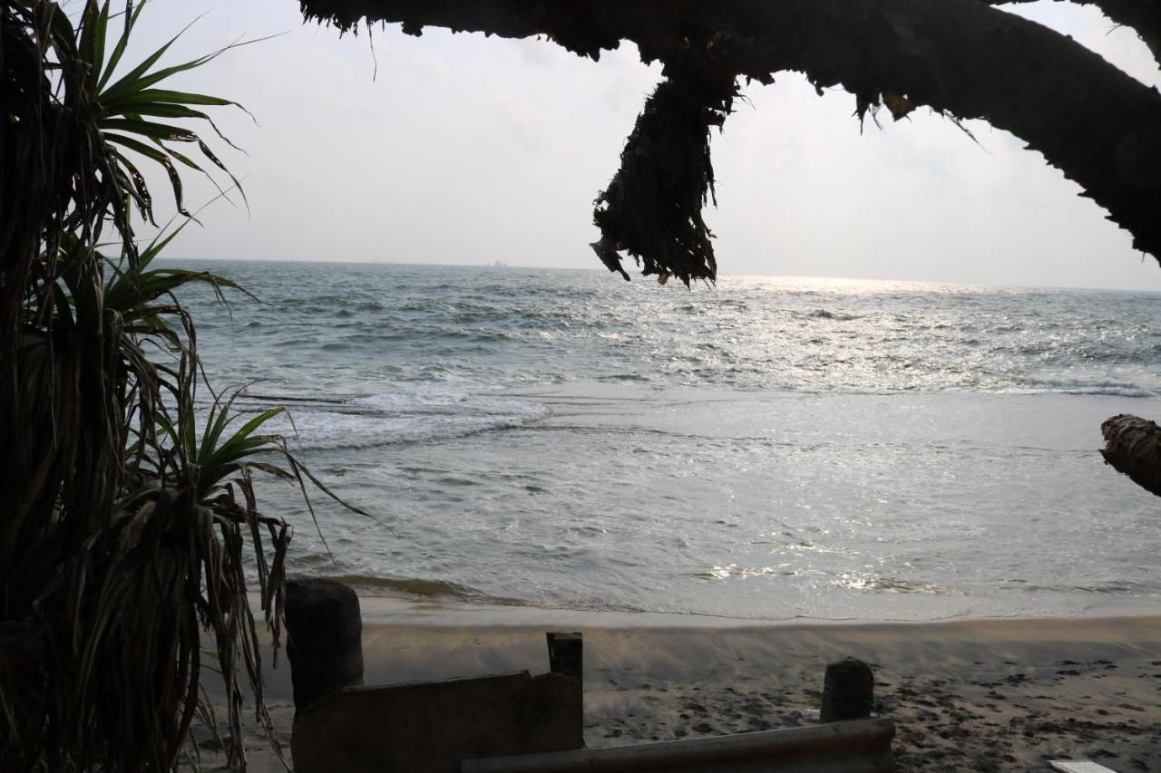 Saprin Beach Resort Uswetakeiyawa Exterior photo